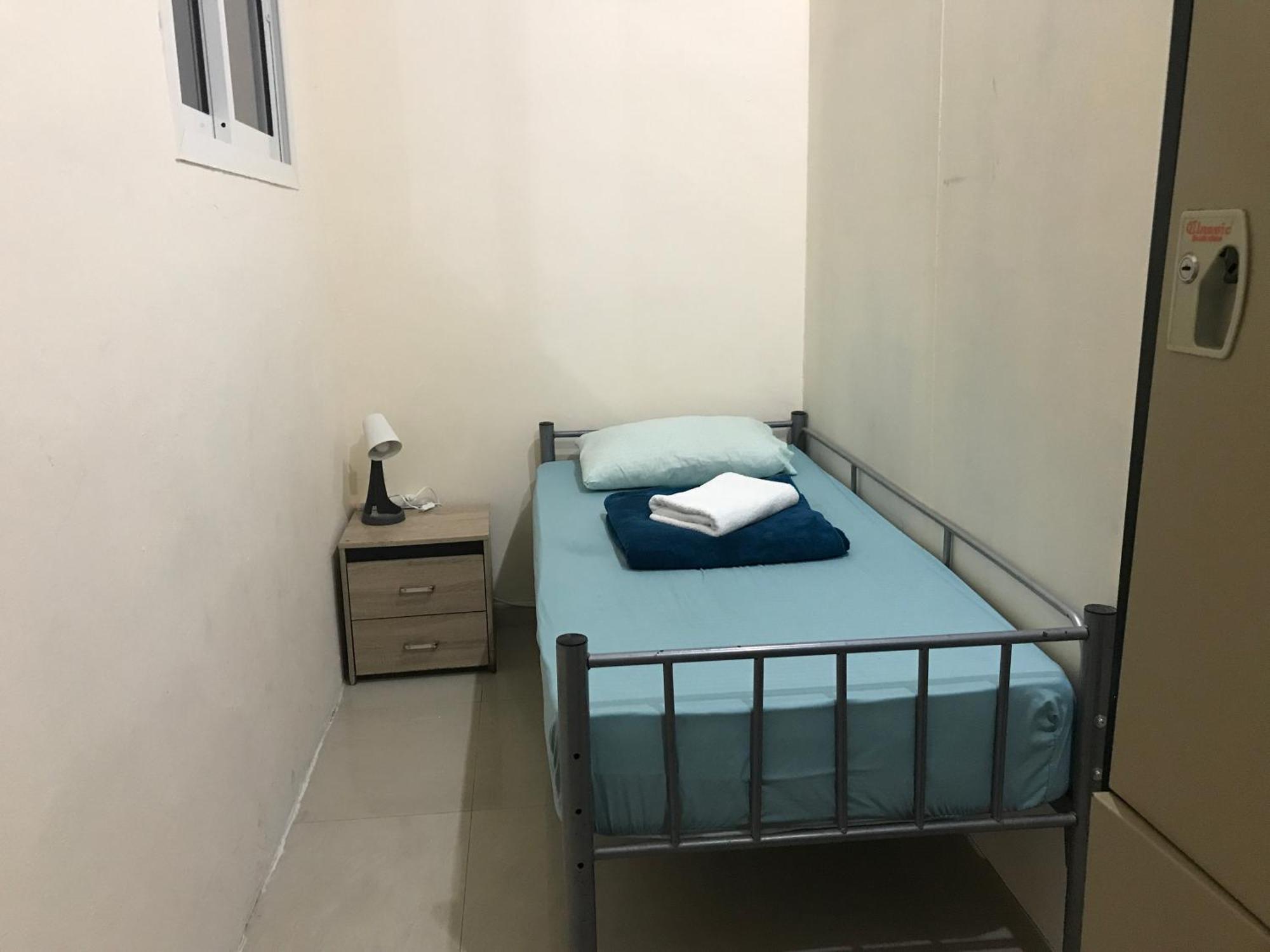 Backpacker'S Bed - No Parking Space Абу Даби Екстериор снимка